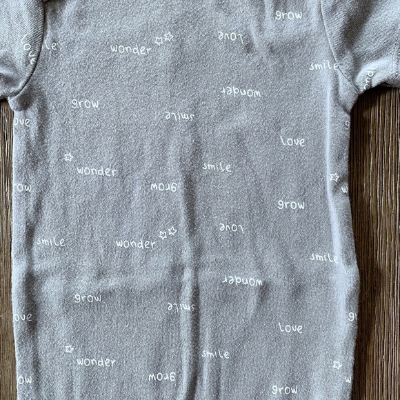 4/$10 Carter’s onesie bodysuit 9 months - Picture 2 of 4
